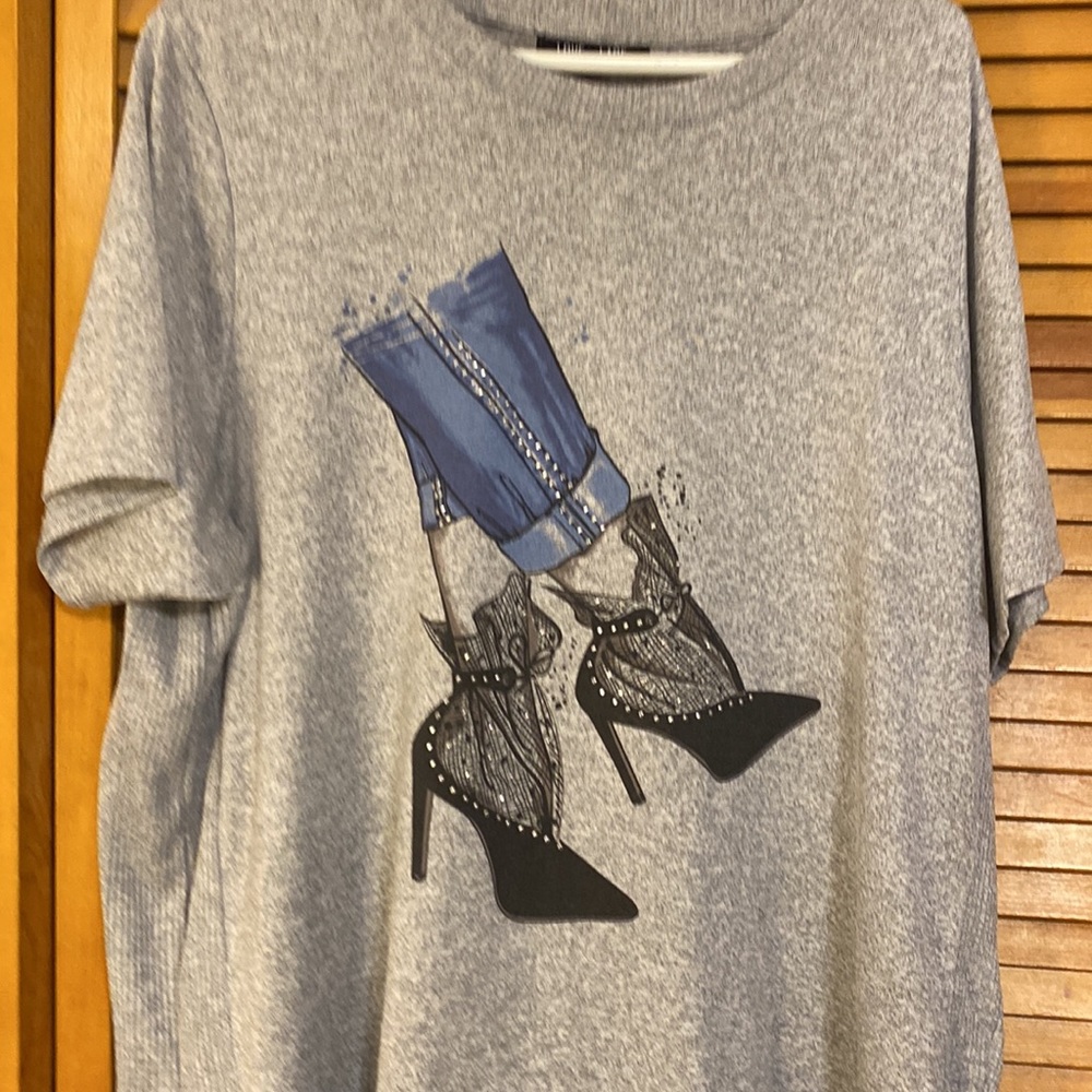 Cute 🥰 casual top with bling and shoes